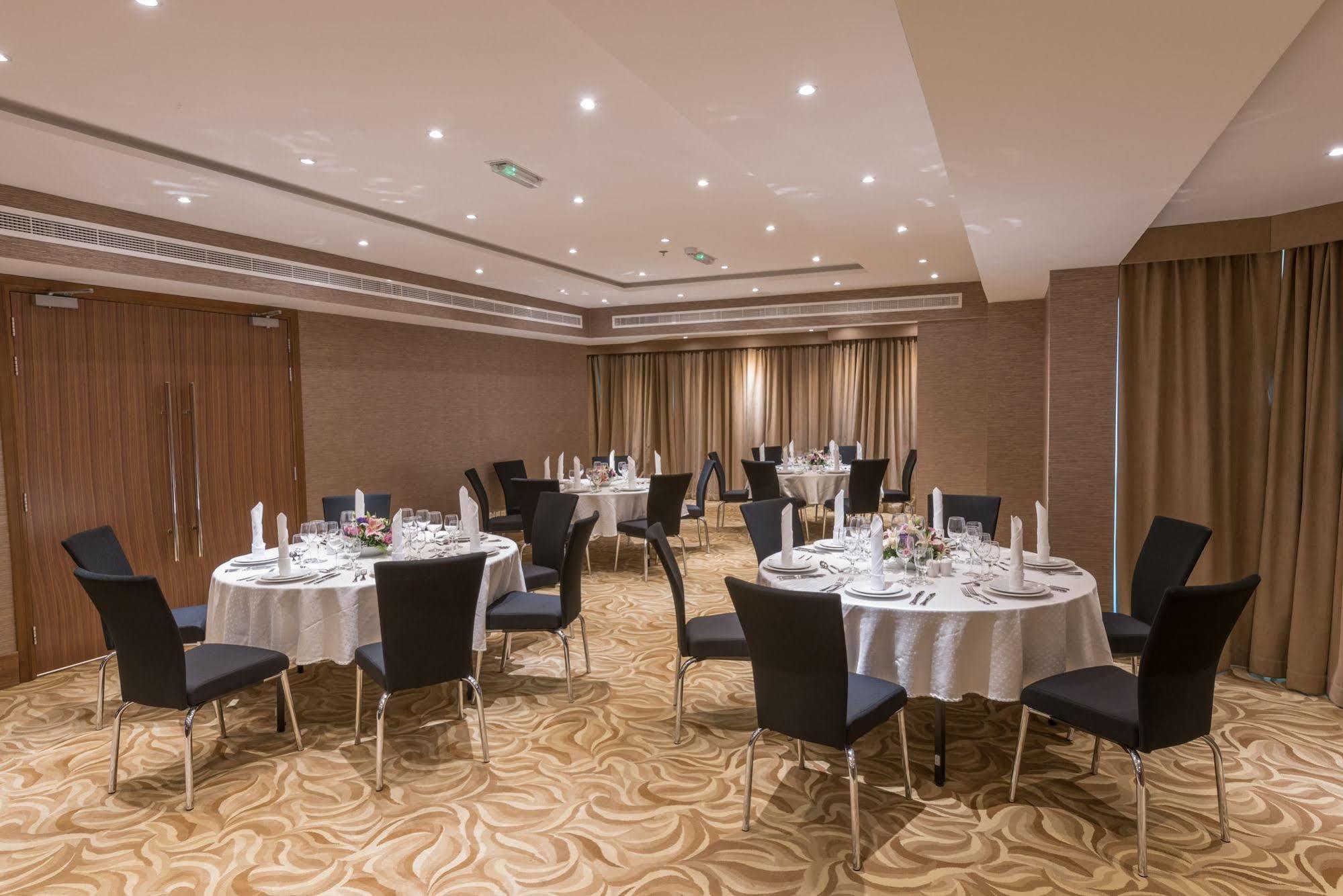 Hawthorn Extended By Wyndham Center Hotel 4*